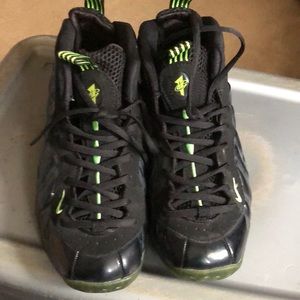 Retro Nike Sneakers Black n Green Size US 8.5.      Like New
